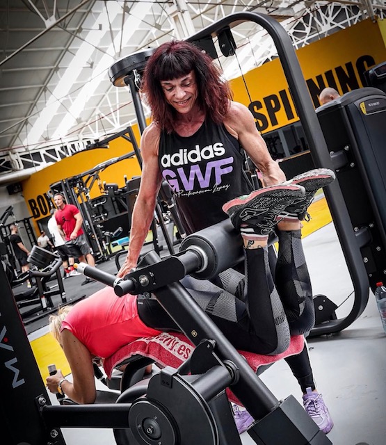 Entrenamiento de fuerza femenino y ejecución técnica guiada en ÉLITE MCM